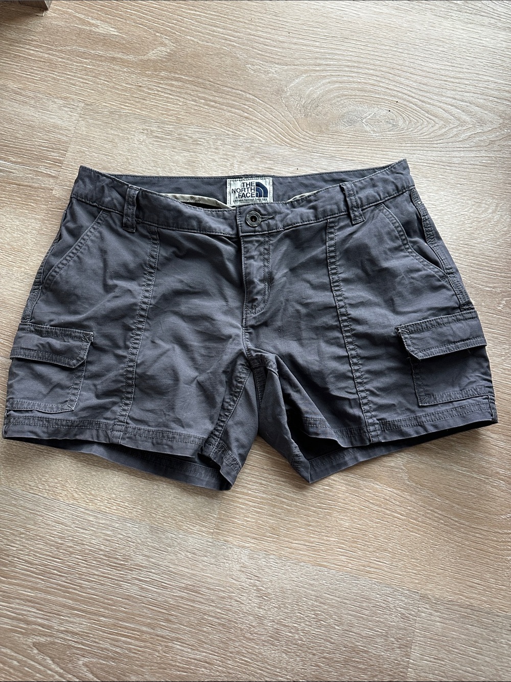 The North Face Women’s Size 6 Gray Cargo Shorts Hiking Utility Outdoor Travel